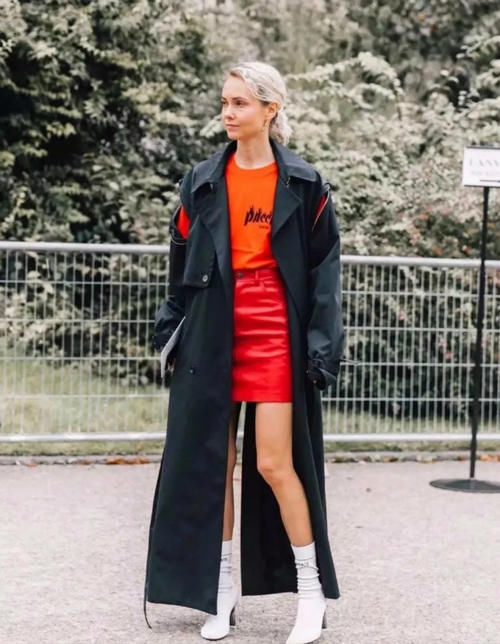 40岁女人别再穿卫衣＋长裤了，今年流行“上长下短”，时髦又减龄