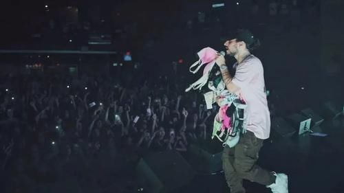 Rapper演出现场被迫ghs，摸下X、发艳照成说唱文化？