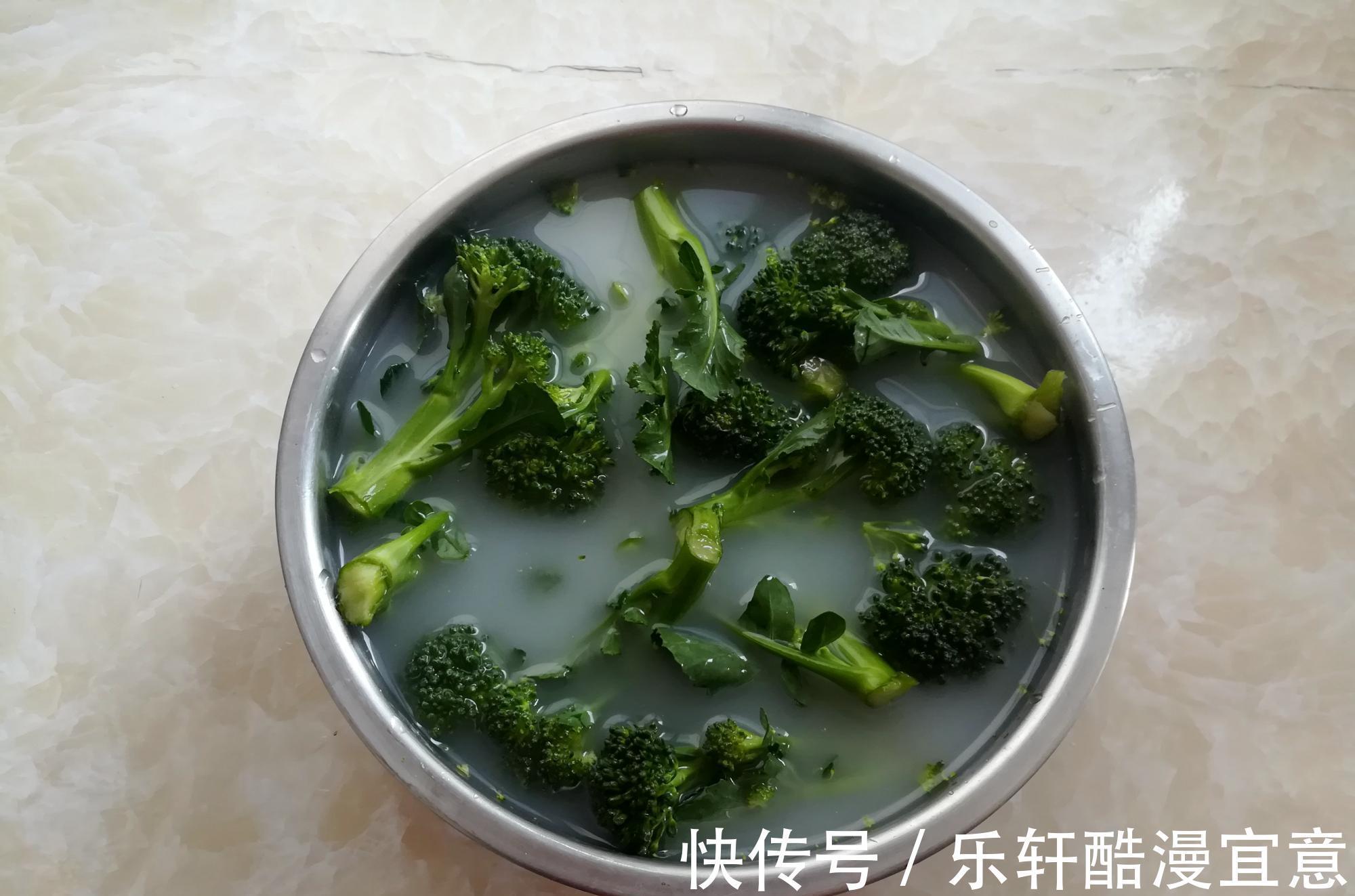 盆子|凉拌西兰花，最忌焯水，学个新做法，营养流失少，爽脆又入味