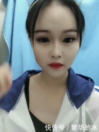 画风|抖音女孩直播卸妆，嘴里却塞的卫生纸，画风“清奇”