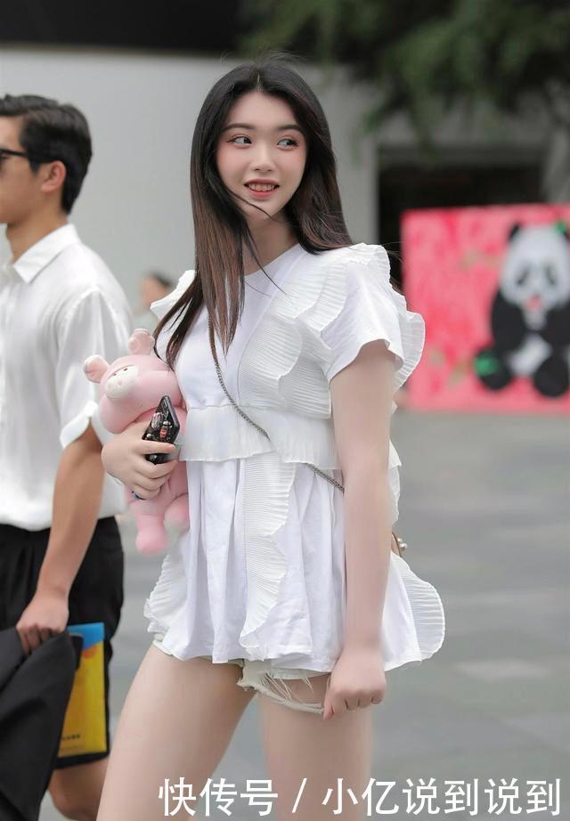 简约大方又时髦的小香风,搭配牛仔短裤,尽情绽放青春靓丽的气息