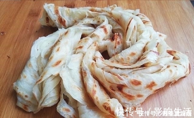 吃法|面食新吃法，两根筷子搅一搅，金黄喷香，比馒头饺子好吃太多了