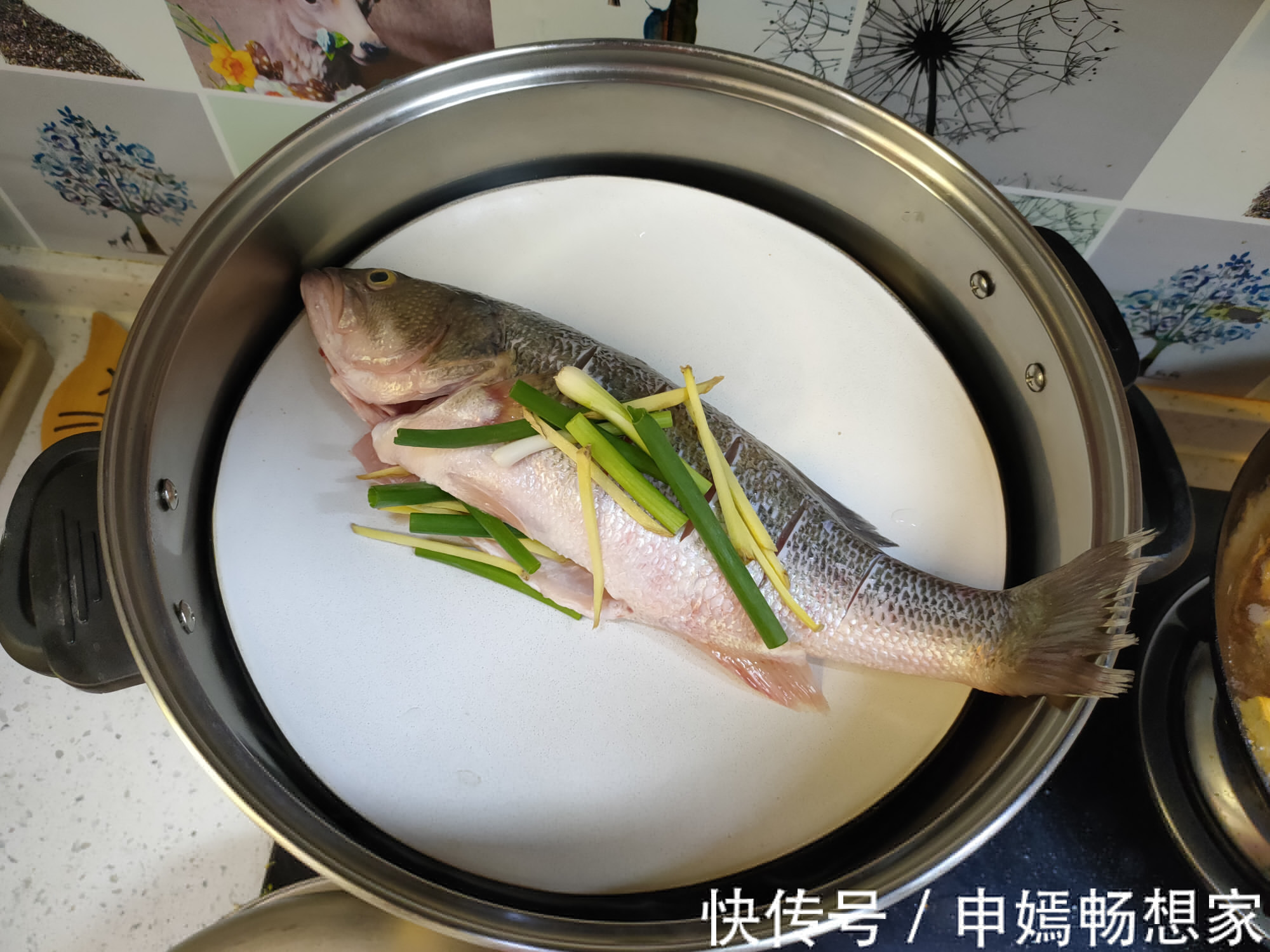 做清蒸鱼时,记住“2不放2窍门”,鱼肉鲜嫩无腥味,越吃越香