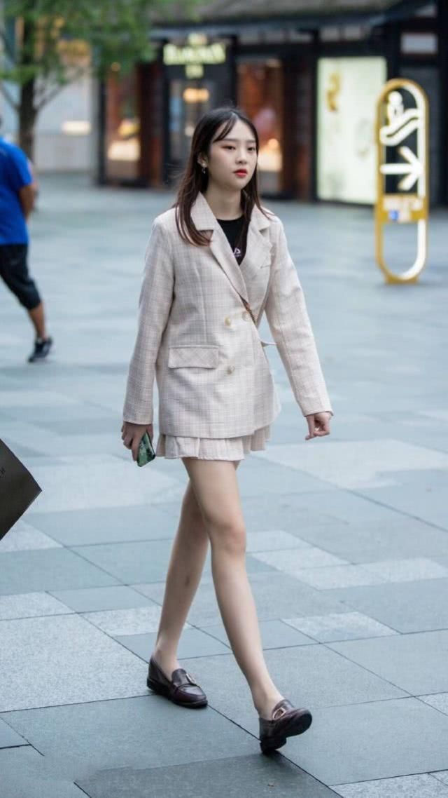 简洁帅气的裙装搭配清新靓丽，在举手投足间展现时尚的美感