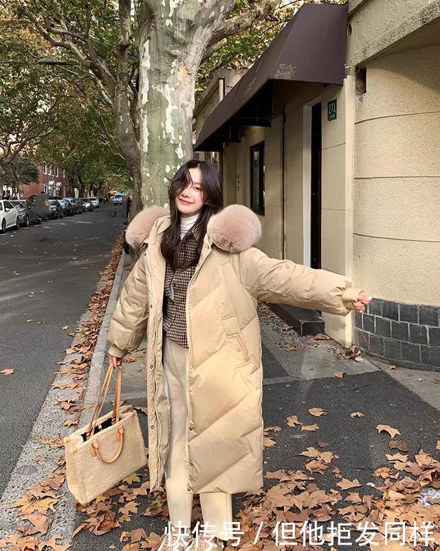 配对|别总穿黑色了,冬天流行的是“奶茶色”羽绒服,配对裤子更时髦!