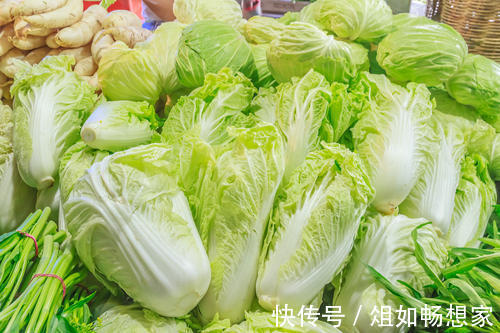 菜市场|买白菜时,选绿的还是白的好老菜农不小心说漏嘴,别再买错了