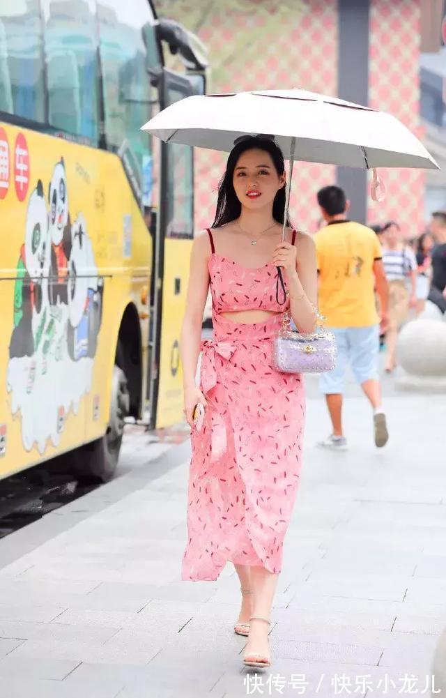 连衣裙 粉红色的吊带连衣裙,在裙子的腰部,采用收腰与镂空的设计