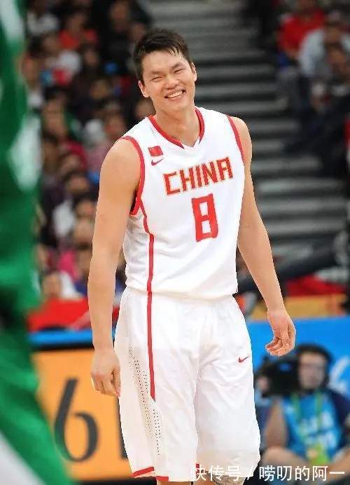 中国篮球两位名宿，李楠和朱芳雨，谁的生涯成就更高？|长文 | 李楠