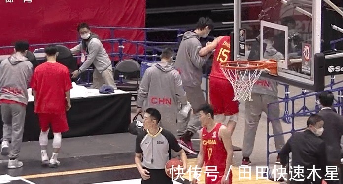 队医|意外!周琦封盖落地不慎崴脚,队医进场治疗随后被队友搀扶出场