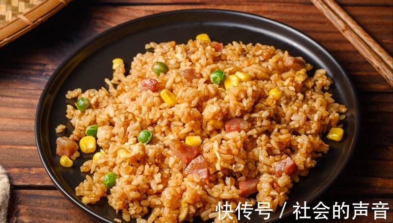 搅拌均匀|酱油炒饭,要想颜色红亮味道香,米饭粒粒分明,还得多做这一步
