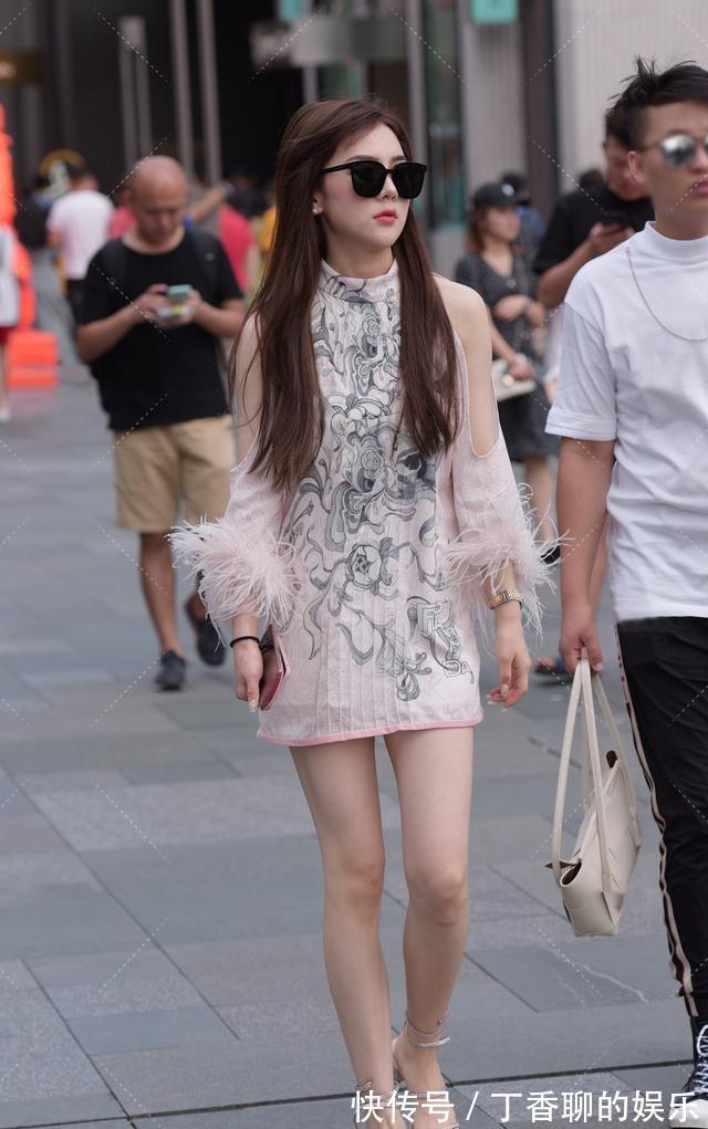 大花型|黑色齐膝裙搭配高跟鞋,清新自然,成熟迷人