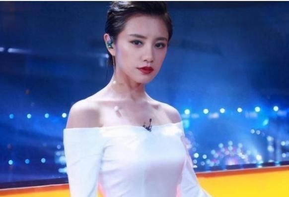 女主持伊一失误现场:穿少一件衣服上台,张国立硬是60分钟没斜眼