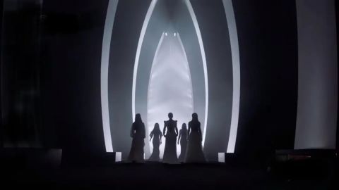 单亲、离婚、困境，《逆光》唱哭背后，那英胡静杨钰莹张柏芝王鸥的坎坷人生