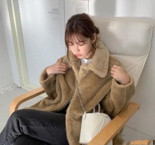 冬天穿衣别凑合，抗风御寒的毛绒单品要会选，时髦实用两不误