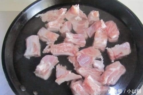 排骨焯水后为何又腥又硬,看看大厨都是怎么做的?