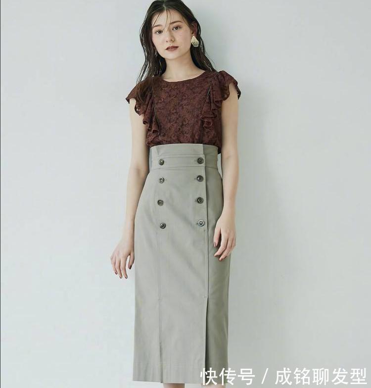 夏日|女人不管多大年纪,穿“半身裙”多配这几类上衣,温柔端庄有气质