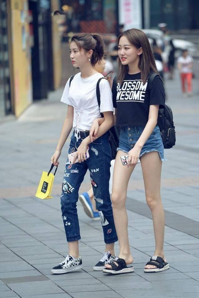 蕾丝 黑色修身短T,再加上微喇的高腰牛仔裤,显满满的青春活力气息