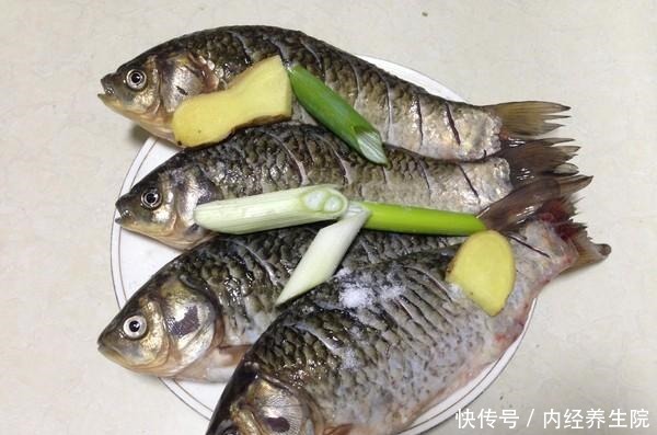 鱼刺卡在喉咙里,吞米饭喝醋都不行,教你这2招,鱼刺自己跑出来