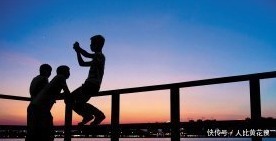 谚语一人不住庙,二人不看井,三人不抱树,其实后面还有一句话!