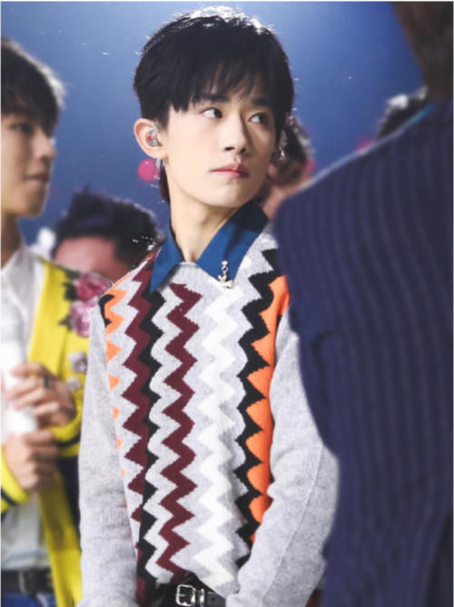 艺人热度排行:赵丽颖跌出前5,肖战来袭,当红小生强势拿下第1