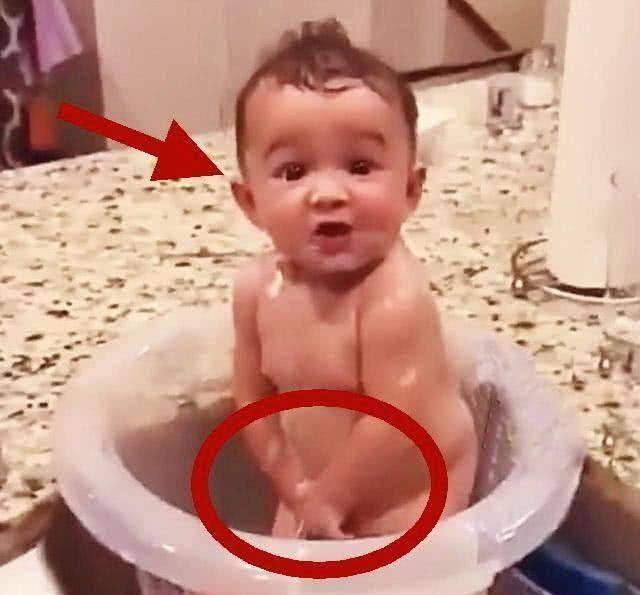 宝宝洗澡时有人闯入,宝宝赶紧捂住下身,网友一副被轻薄的样子