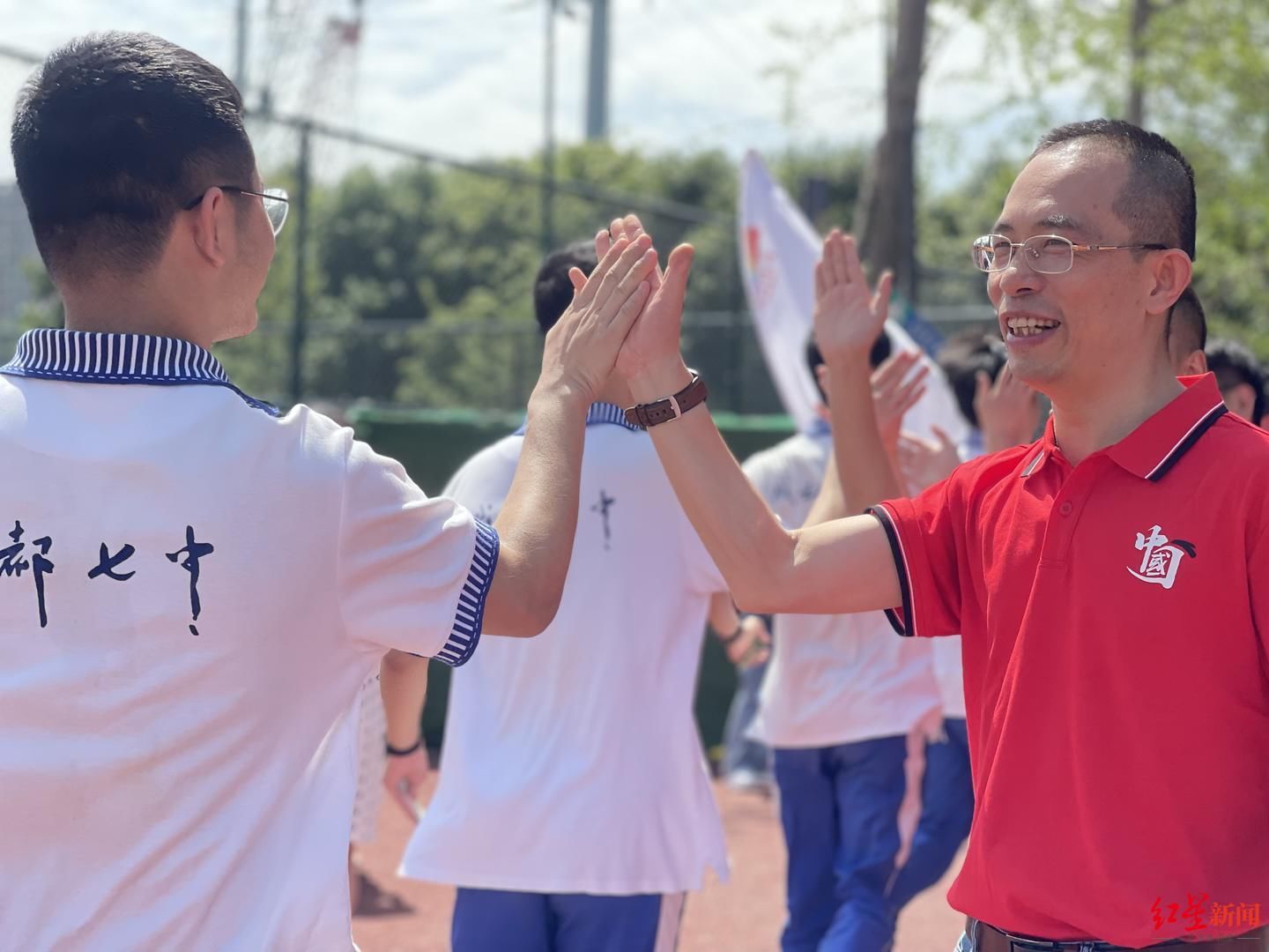 毕业证|毕业前“最后一公里”跑，成都这所学校师生跑步迎考