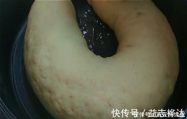 腊肠|糯米别总用来包粽子，教你好吃做法，咸香软糯，鲜香料足真解馋