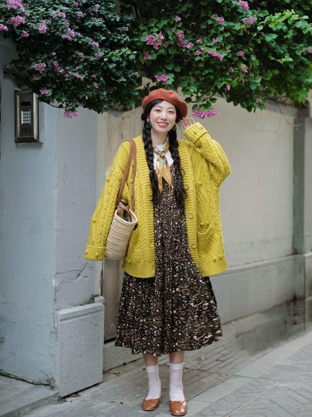 上身|秋冬季节想要穿出氛围感,红色毛衣搭配牛仔裤,高级又显气质