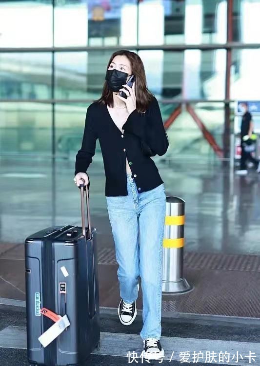 高级感|刘雯引领早秋新风潮,单穿针织开衫只扣2个扣子,高级感扑面而来