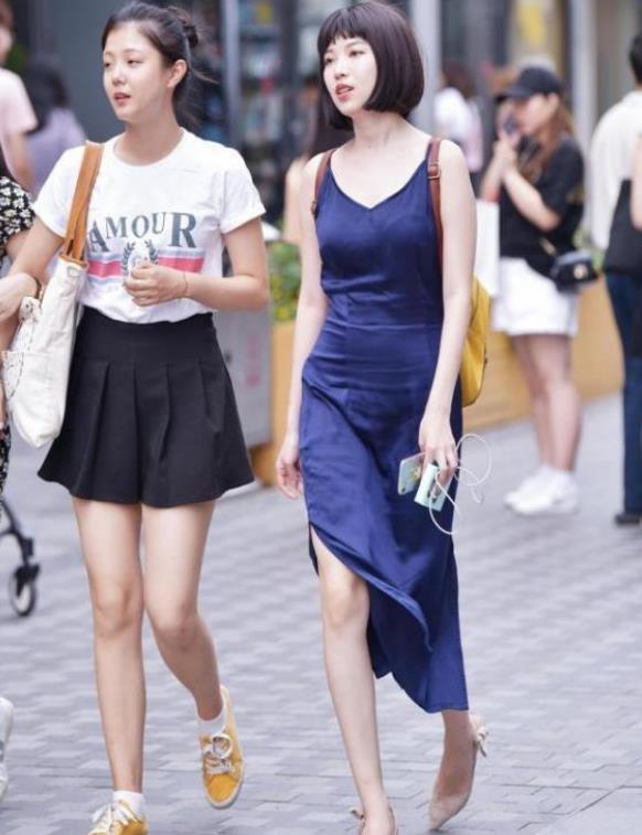 街拍:白色上衣搭配黑色九分裤,小姐姐想不好看都难