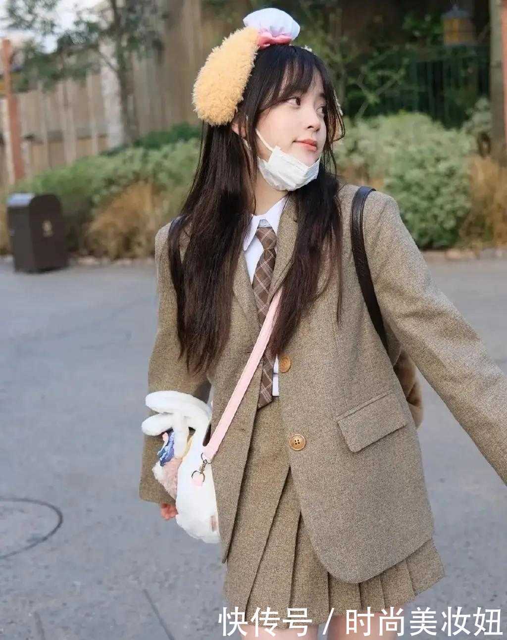 “丑模”吕燕真有国际范,穿西装套裙配运动鞋好洋气,气场绝了