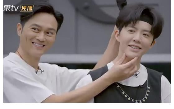 上手|张智霖陈小春看李云迪弹钢琴好像慈祥的老父亲