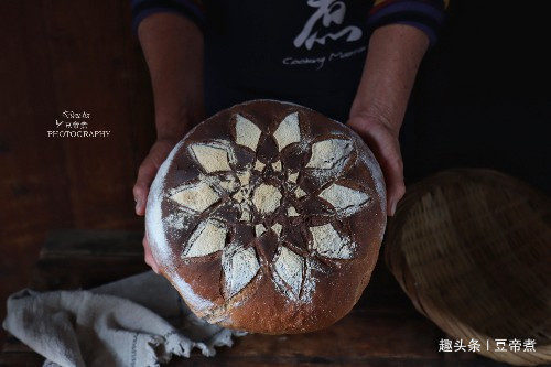 面粉别再做馒头了,随便揉一揉,加点干果,大人小孩都爱吃