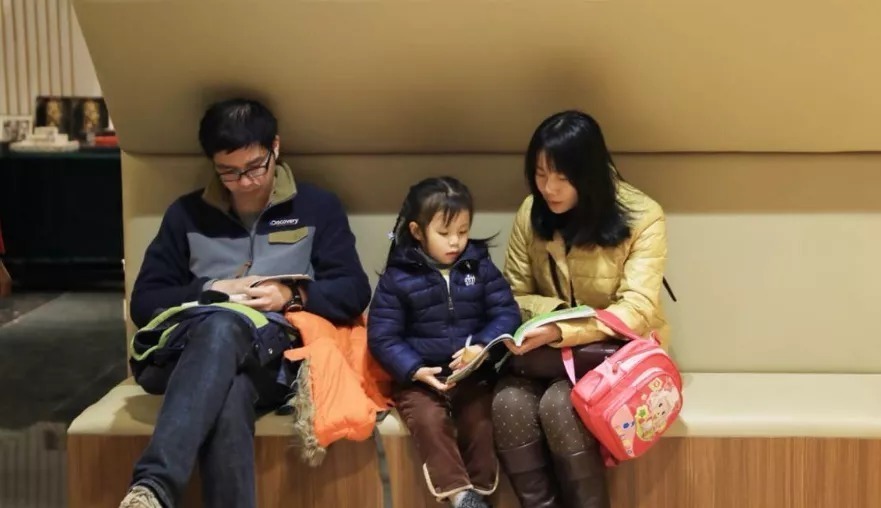 表情|孙子打针奶奶却火了!祖孙俩表情神同步,网友:真是亲孙子