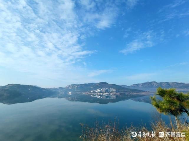 日出、湖水、山峦…清晨日照五莲松月湖一幅迷人的山水画