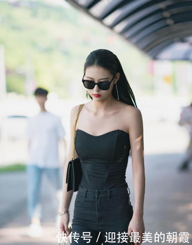 高跟鞋|小妹穿着牛仔裤，很好地展示了性感的小蛮腰