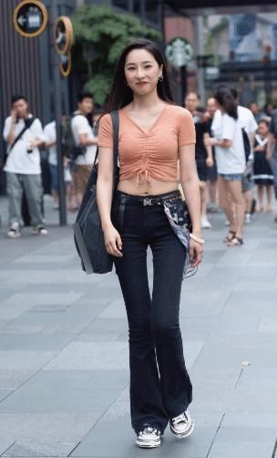 足足看了2个钟,还是没看明白,美女穿的是牛仔裤还是喇叭裤
