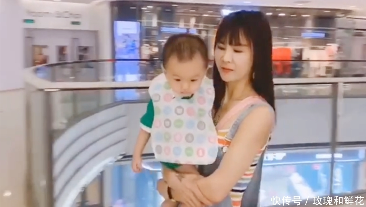 奶奶|“最年轻奶奶”带娃逛街火了，皮肤不输宝妈，网友还缺爷爷不