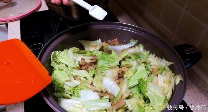 白菜炖豆腐,先炒白菜还是先炒豆腐?大厨:都不对,教你正确做法