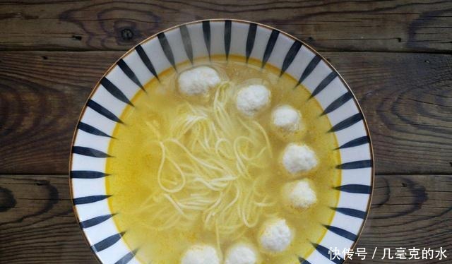 酸汤鱼丸面的做法鲜味十足，还爽口饱腹
