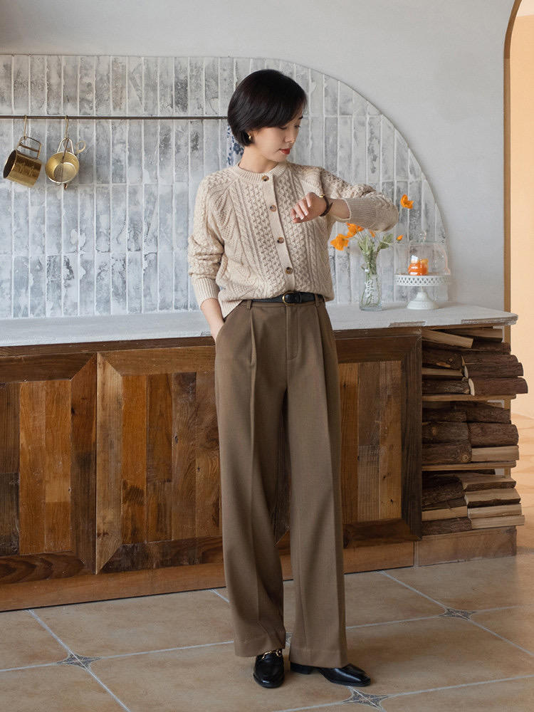 穿搭|这个冬天一定要拥有一件羊毛衫,搭配棕色西装裤,简直不要太美!