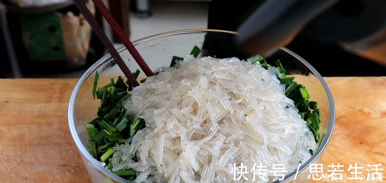 韭菜盒子最好吃的做法,开水一烫,做出来薄皮大馅,太香了