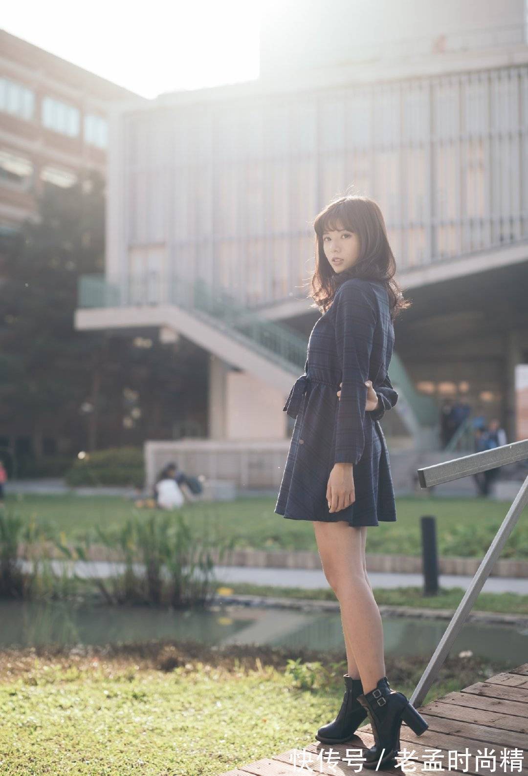 高跟短靴 深色的格子裙具有干练的气质,搭配黑色高跟短靴,凸显高挑身材