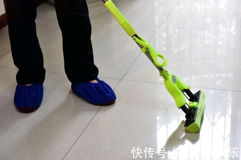 清水|拖地只用清水等于白拖,老保姆教我只滴入几滴它,地板干净明亮