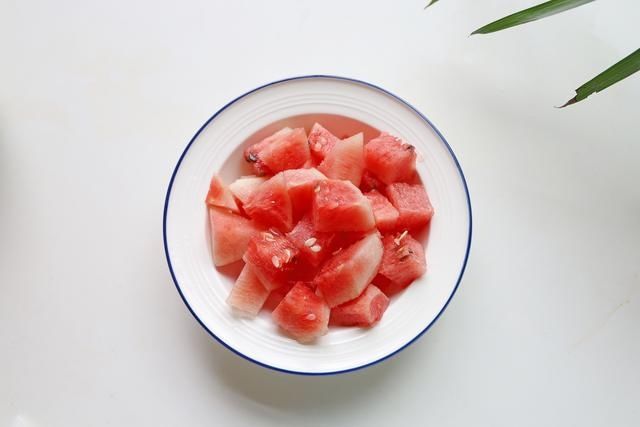 孩子|西瓜果冻，夏日消暑首选，两块钱能做一堆，孩子特爱吃