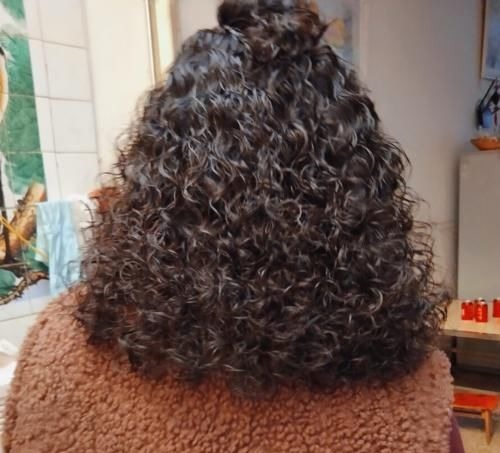 湿发 烫了羊毛卷不会打理?简单的湿发造型一学就会,发型时髦又洋气