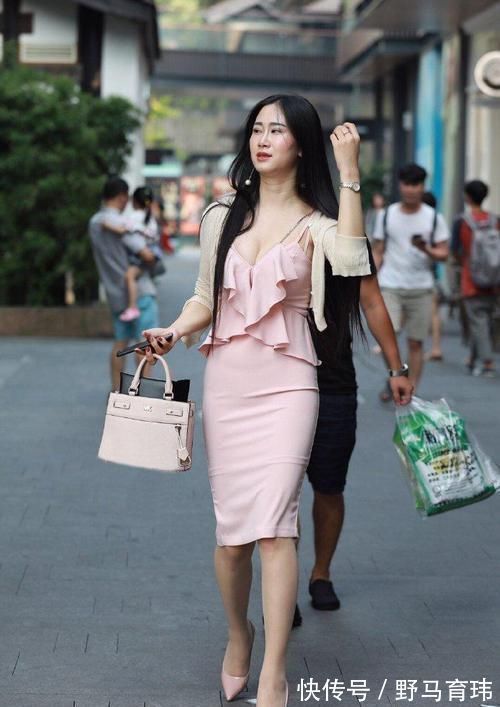 小姐姐 美女趁年轻穿裙子,粉色系列让成熟更有味