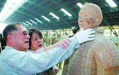 愤青|日本愤青将中国兵马俑打碎，日本连忙赔钱道歉，中国的回应很霸气