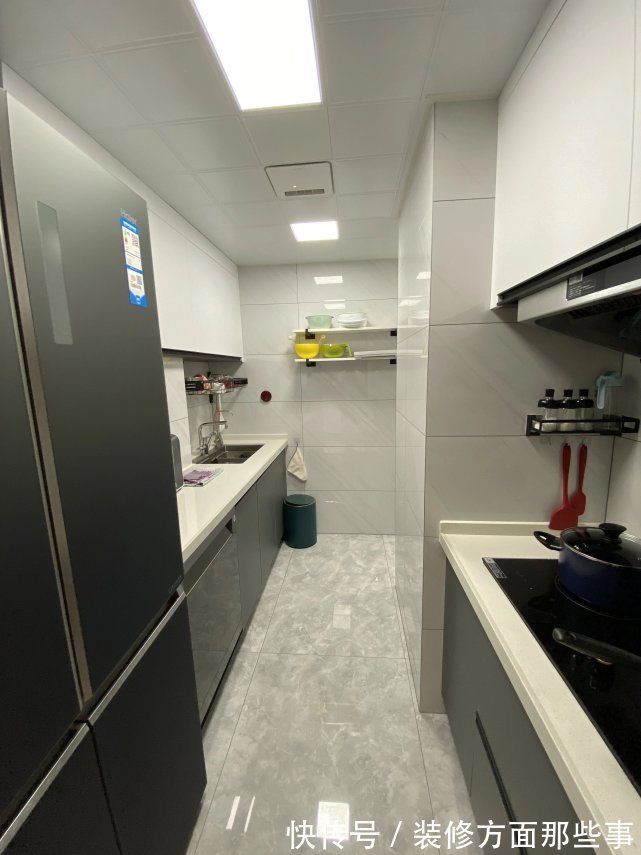 灯光|104平四口之家,客厅激光投影太过瘾,整柜的手办太壮观