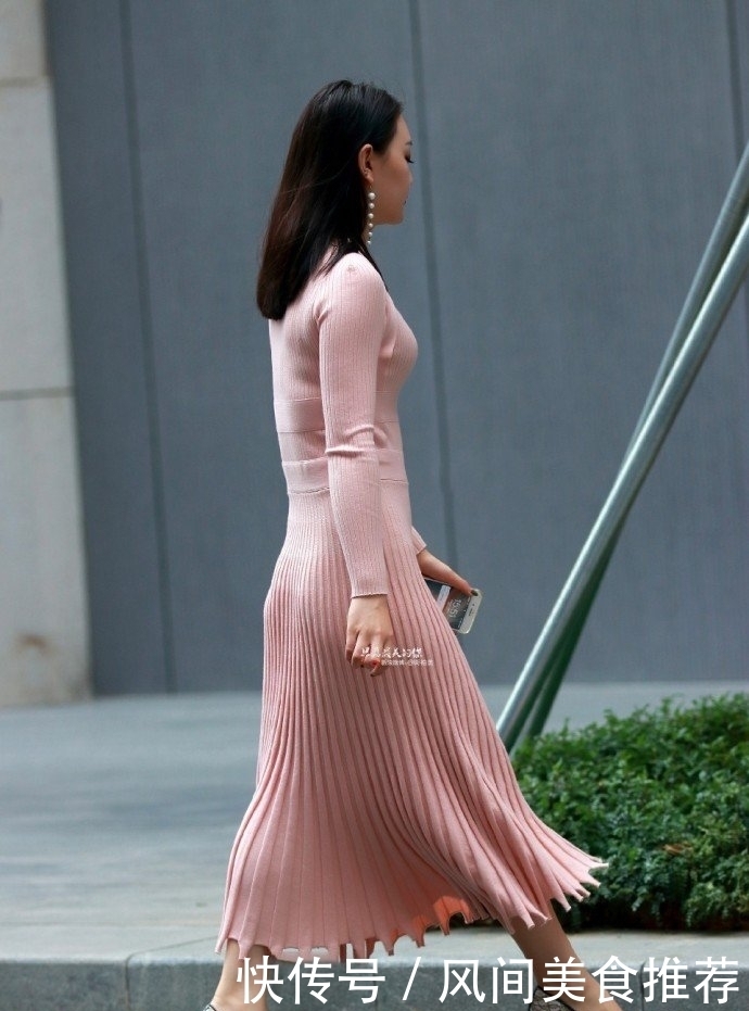 街拍:小姐姐一袭粉色连衣裙,穿出自然的美感!